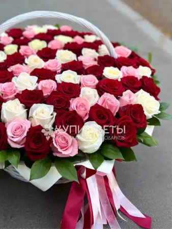 Корзина из 101  разноцветной розы