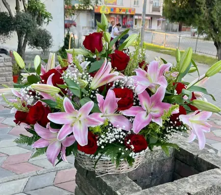 Корзина мечты из розовых лилий и красных роз
